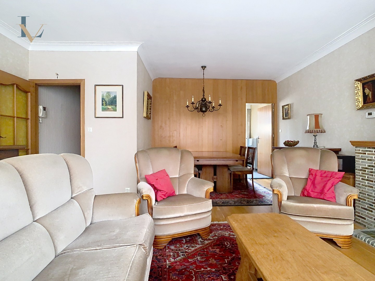 Te renoveren woning met groot potentieel in hartje Merksem! 