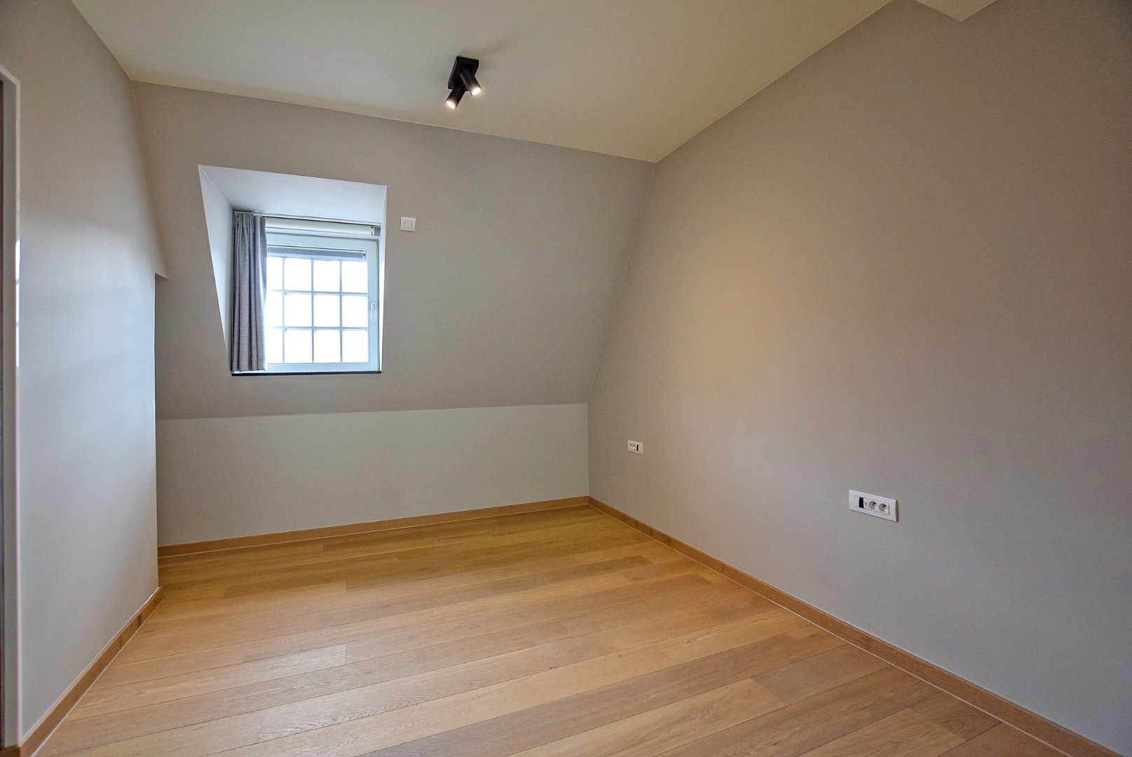 Uiterst goed onderhouden assistentieflat (55m² + 11m² terras) met 1 slaapkamer te Nieuwpoort. 