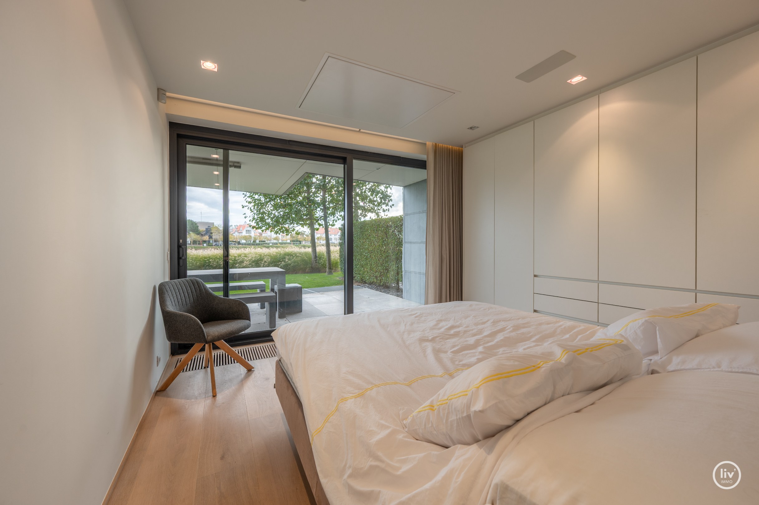 Breed en luxueus afgewerkt tuinappartement met wijde zichten op het meer. 