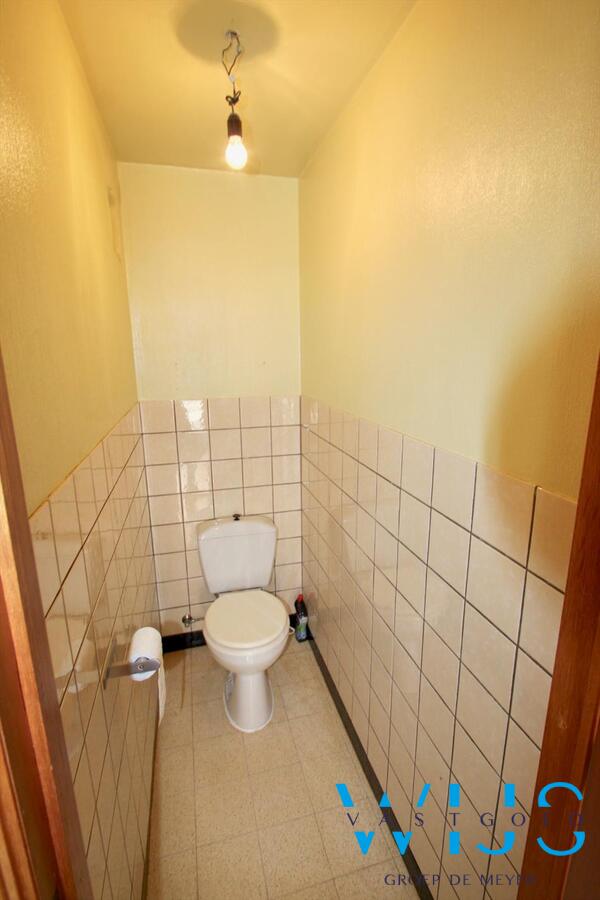 Vlot te renoveren woonhuis op een ruim perceel van 1130 vierkante meter te OOSTEEKLO ! 