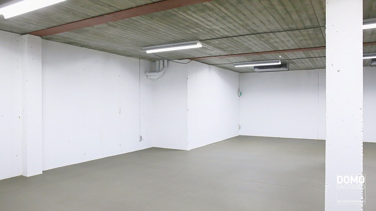 COMMERCIEEL PAND MET RUIM APPARTEMENT OP ZICHTBARE LOCATIE IN HERK-DE-STAD 