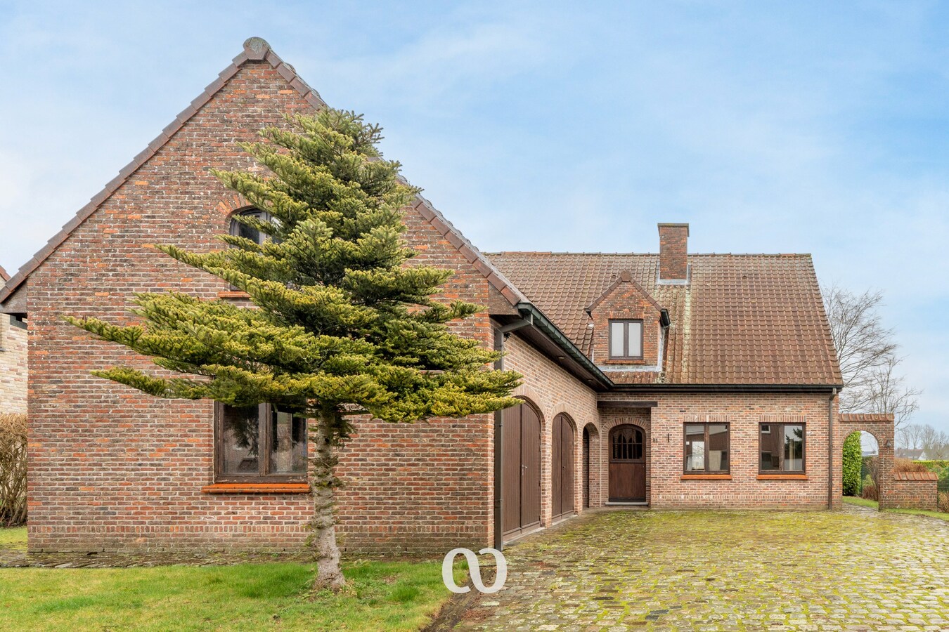 Karaktervolle en ruime woning met 3 slaapkamers en garage nabij het centrum van Oudenaarde 