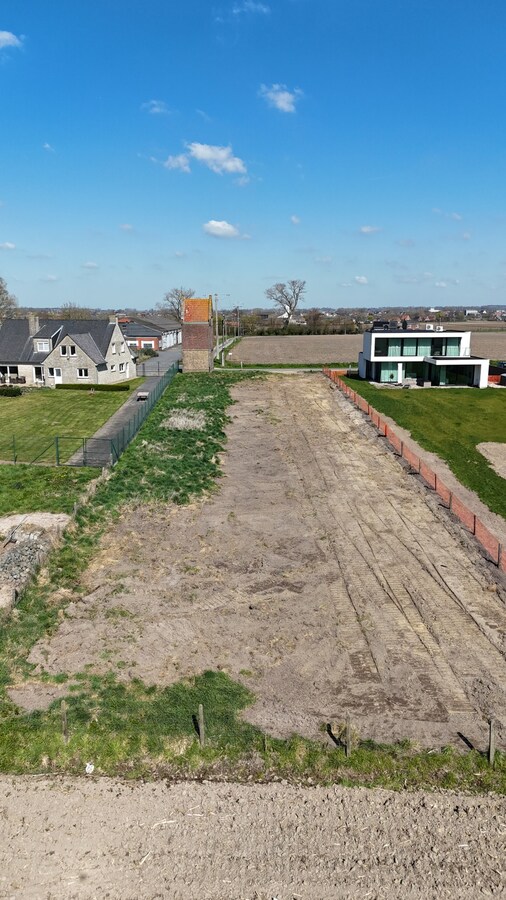 Mooi en groot perceel bouwgrond met met ver uitzicht op de natuur te Kortemark. 