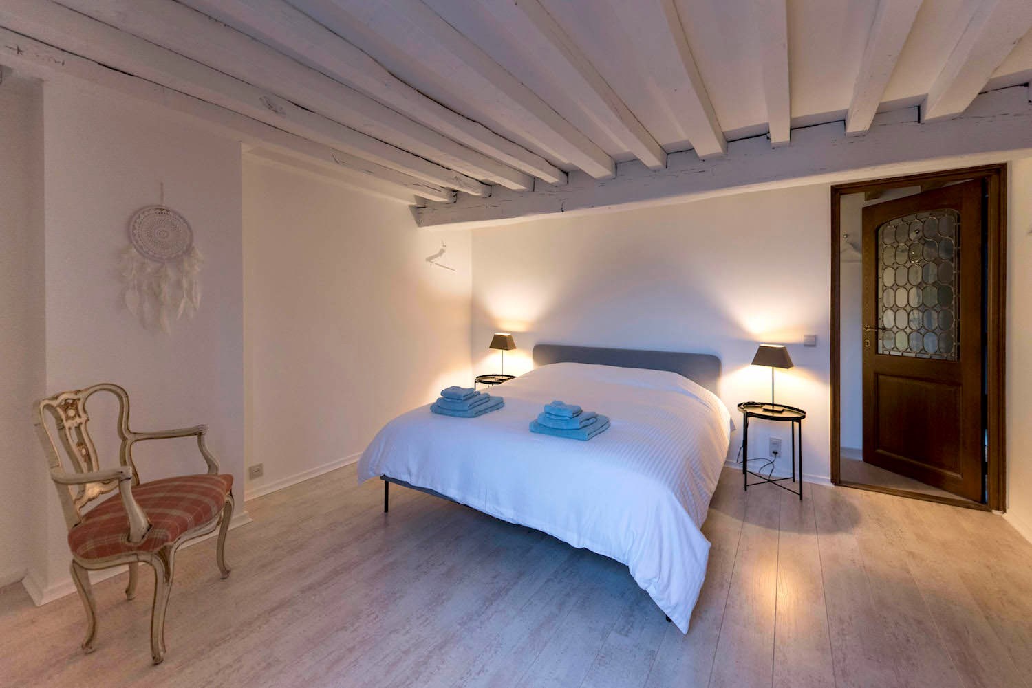 Gemeubeld appartement in centrum Antwerpen in historisch pand met zicht op de kathedraal 