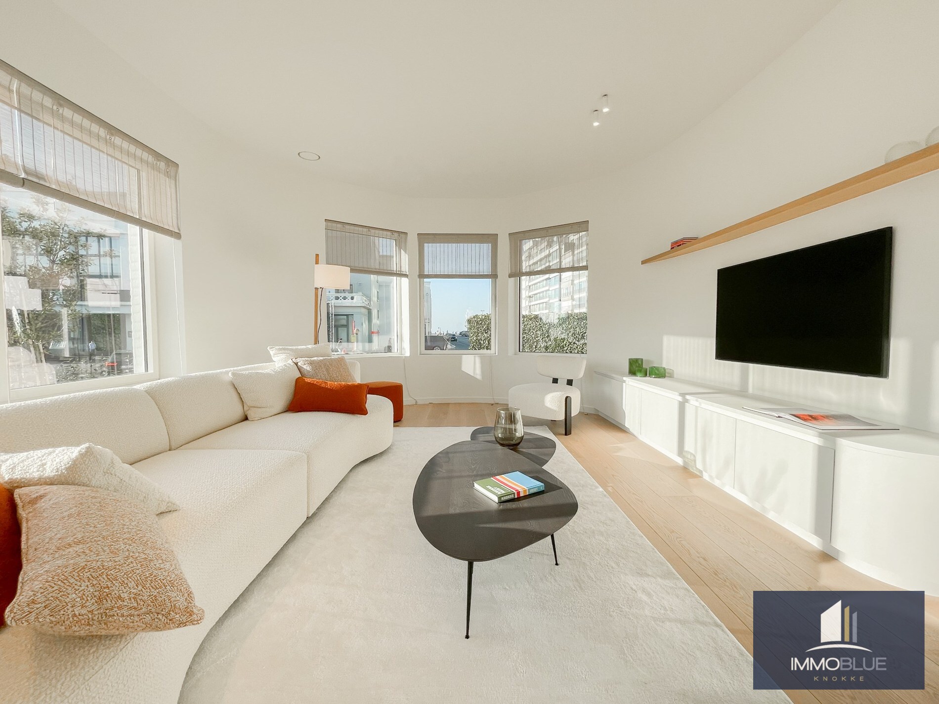 Exclusieve villa: Uitzonderlijk volledig gerenoveerde villa met frontaal zeezicht. 