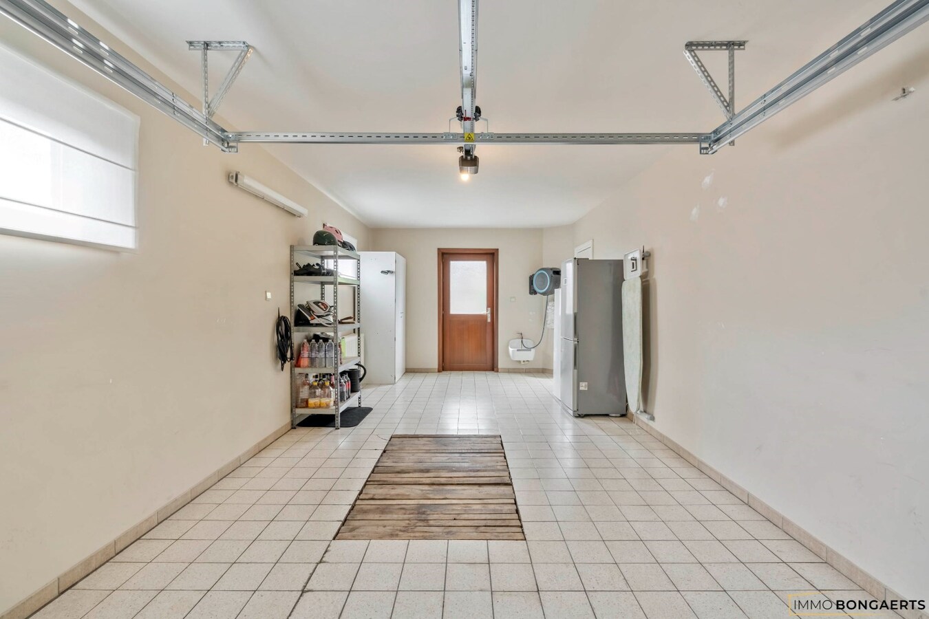 Ruime woning op een zeer rustige locatie met tuin, garage, carport en 3 slaapkamers in Opglabbeek. 