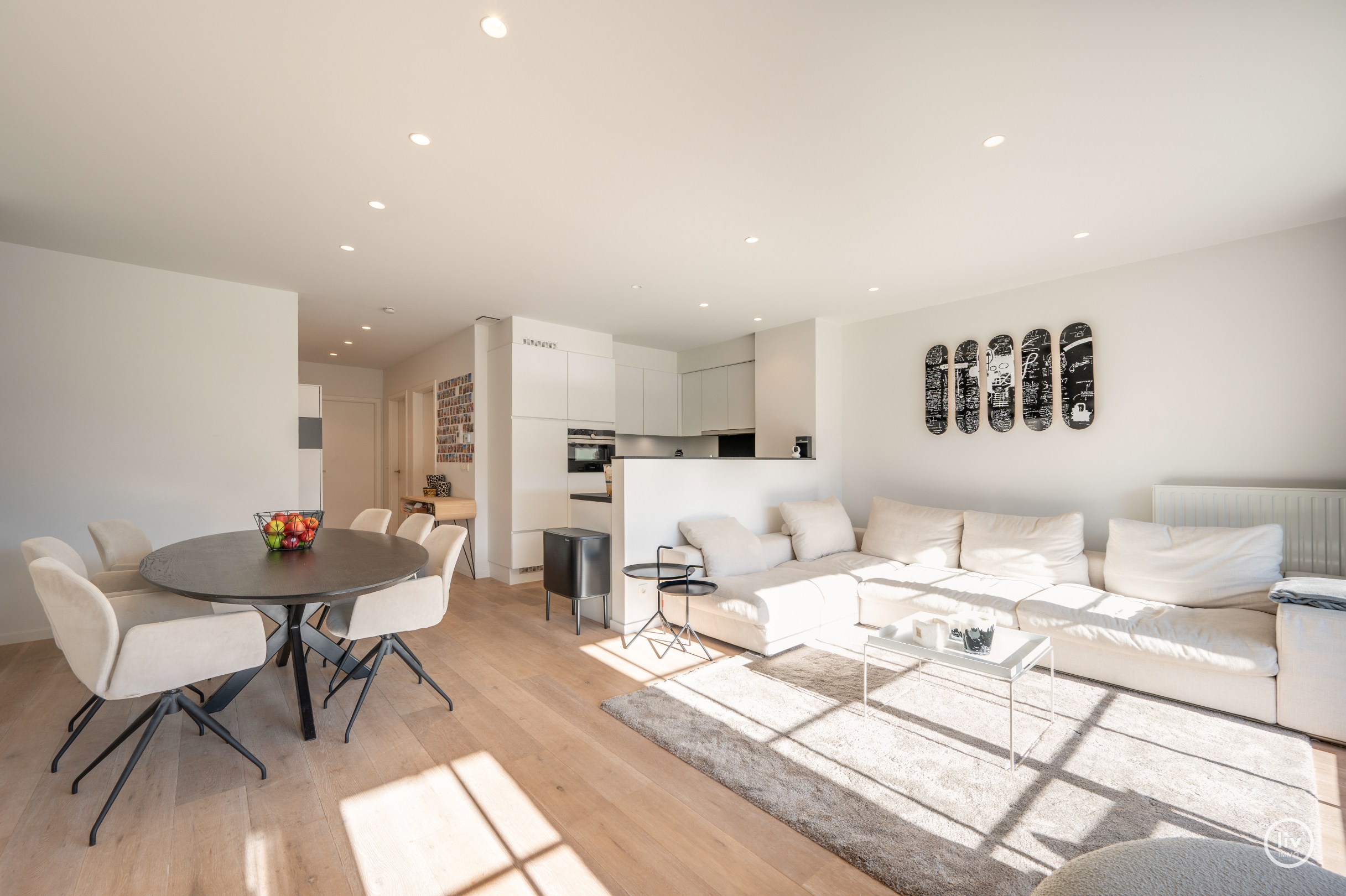 Magnifique, spacieux et récent (2015) appartement avec 3 chambres à coucher complètes et une terrasse ensoleillée, bien situé sur l'avenue Léopold à Knokke. 