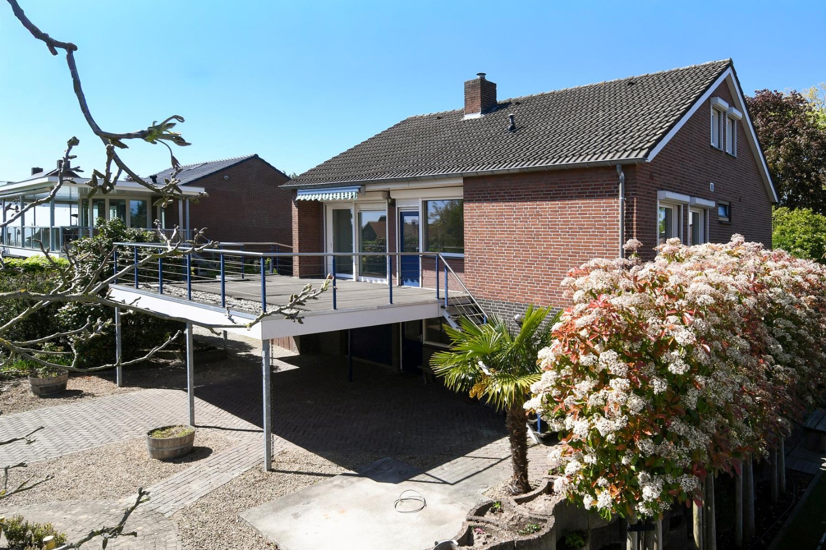 Verrassend ruime levensloopbestendige woning met vier slaapkamers, terras en souterrain met ruime hobbyruimte en inpandige garage. 