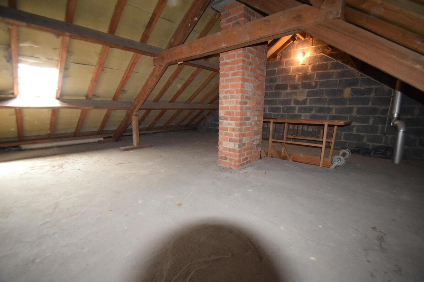 Ruime op te knappen woning met garage + zongerichte tuin, op 538 m² grond 