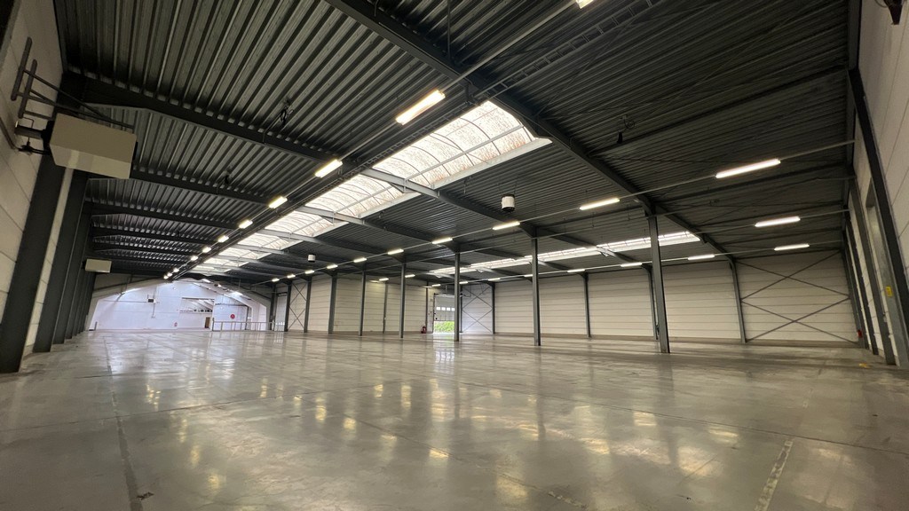 Bedrijfsgebouw met laadkades en kantoren te koop in Ronse