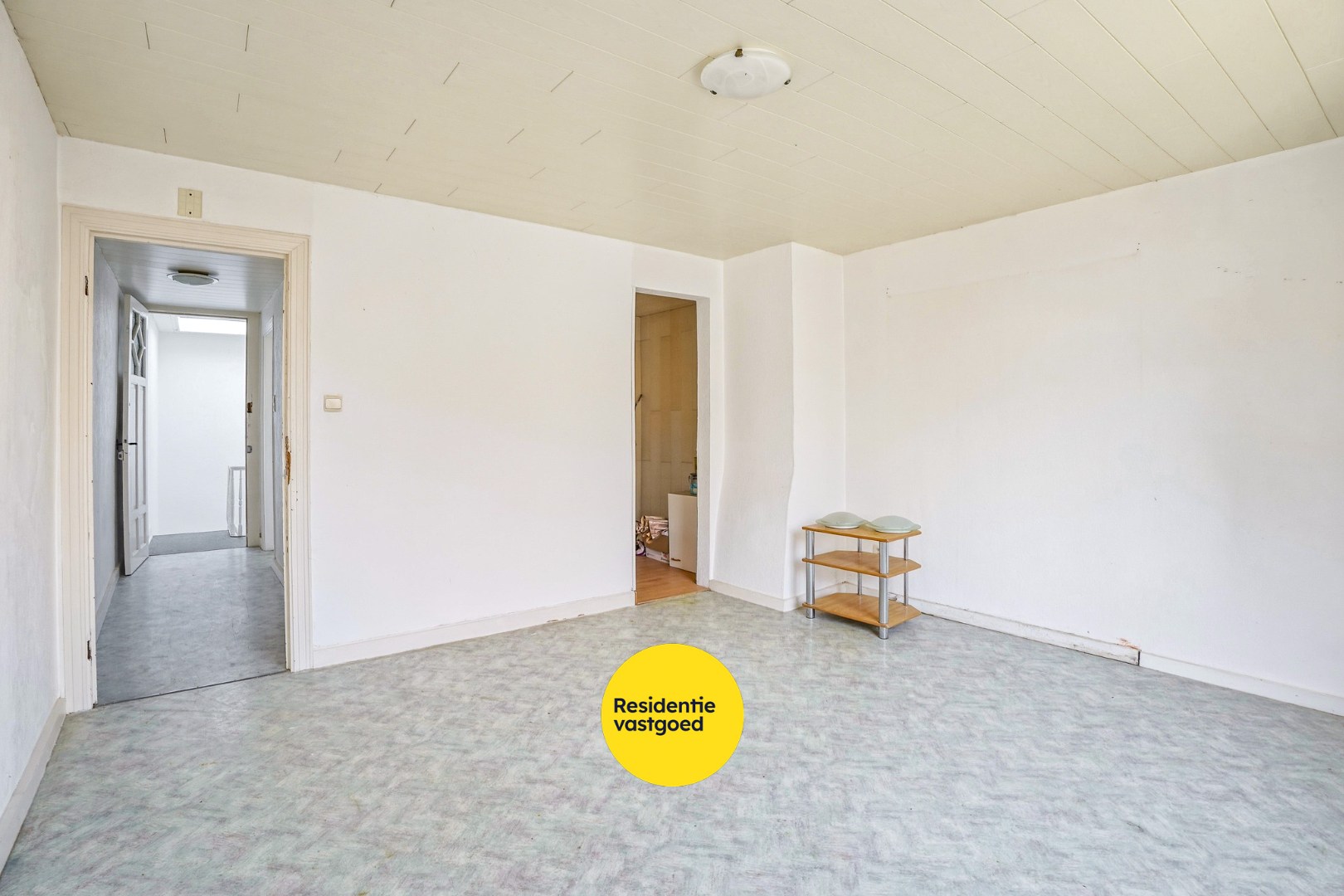 Goed gelegen gebouw op 117m² te De Panne bestaande uit een handelsruimte en woonst. 