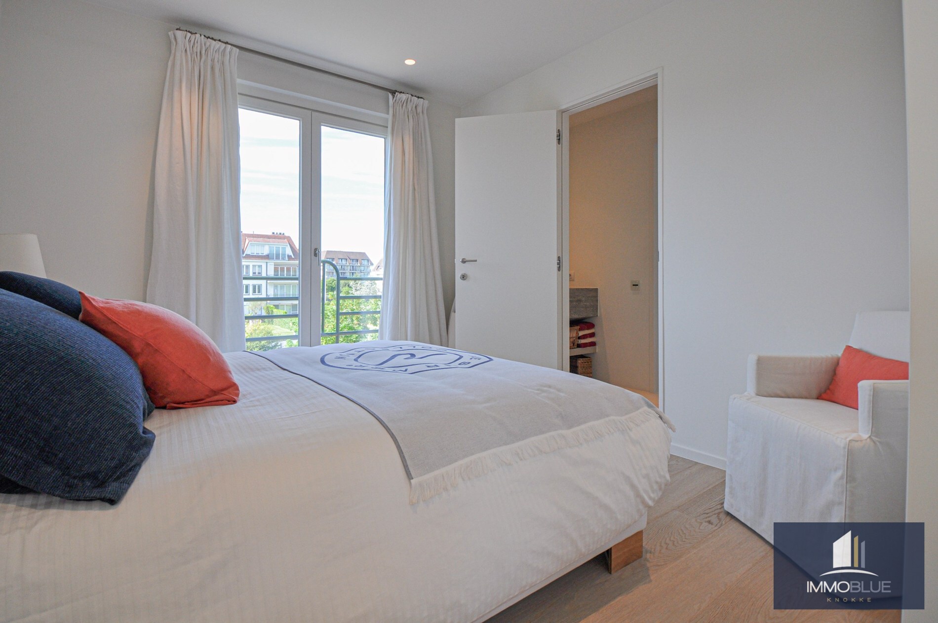 "Sublime appartement d'angle avec de spacieuses terrasses situé dans le prestigieux domaine Tennis Garden." 