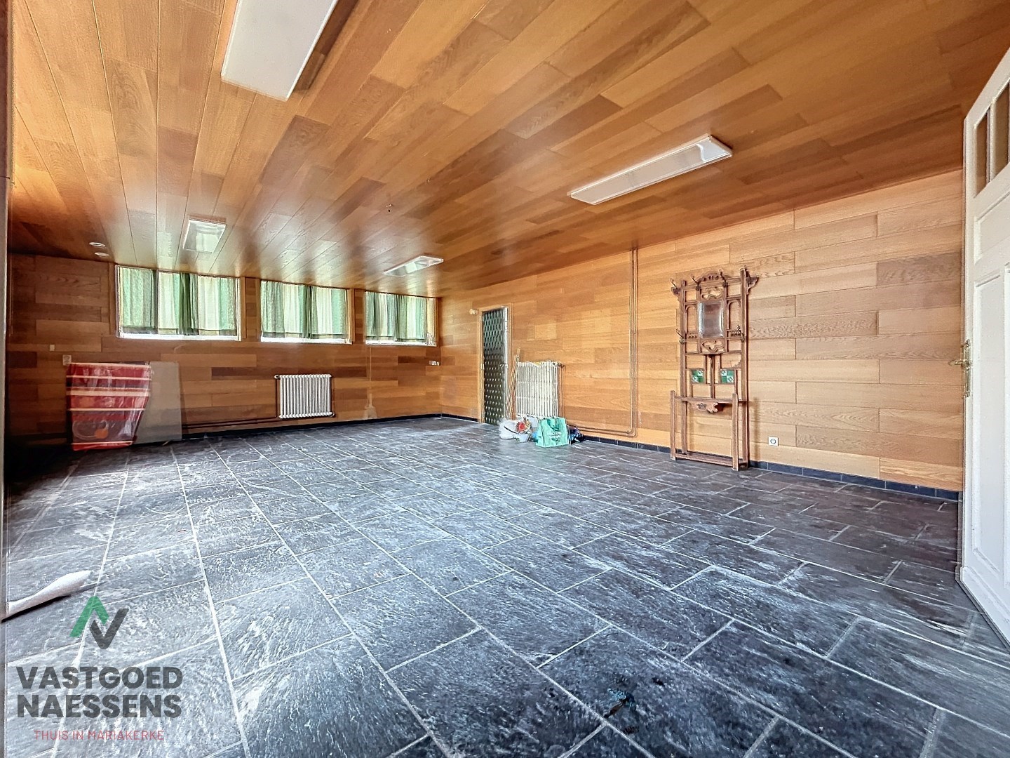 Maison d'angle avec entrepôt - garage - 5 chambres à coucher et terrasse 