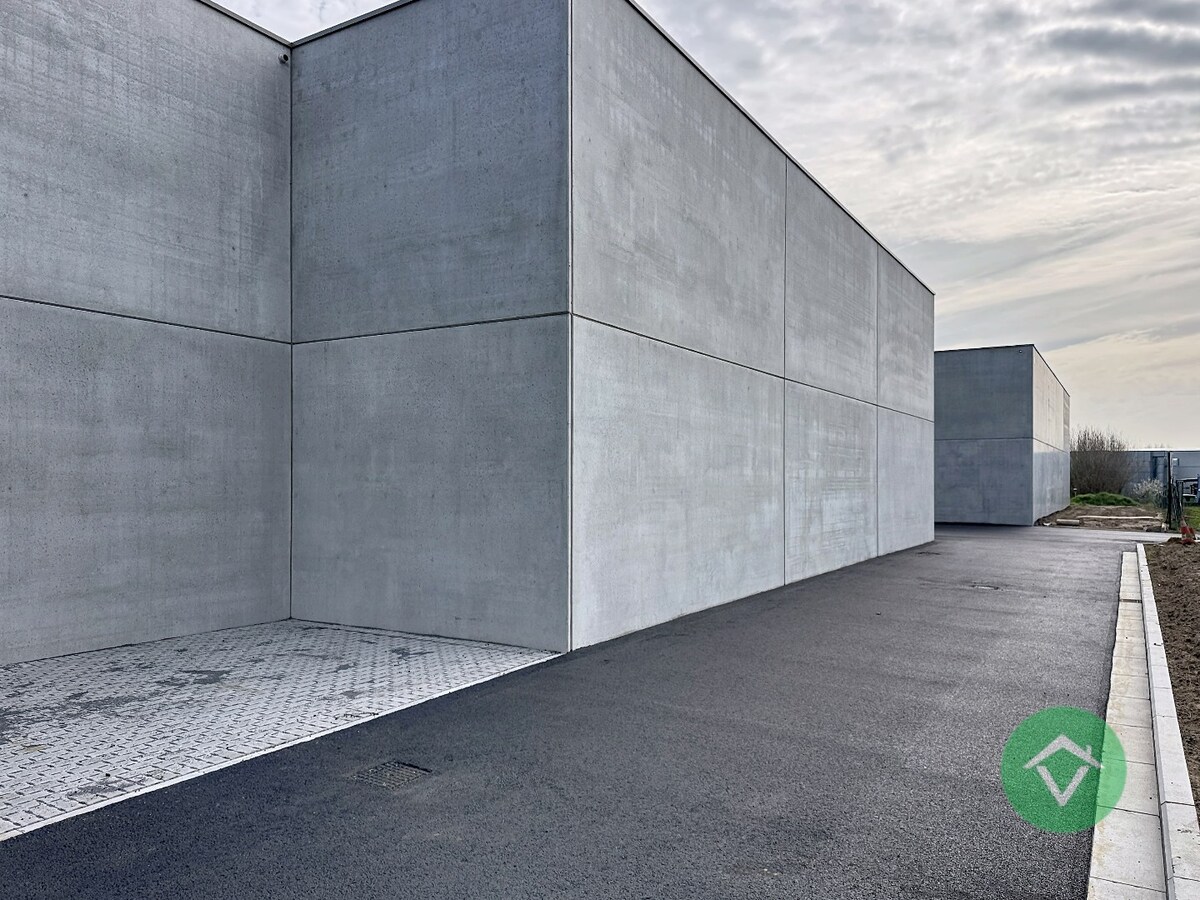 Nieuwbouw loods KMO-UNIT te koop – 256 m² met 1 parkeerplaats inbegrepen op de industriezone te Aartrijke 