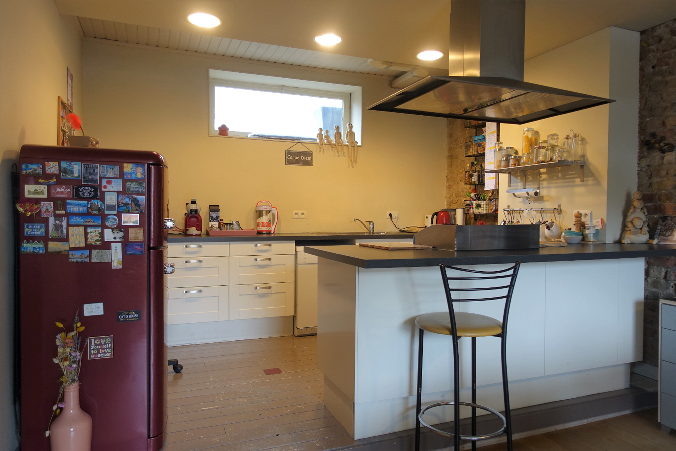 Polyvalent hoekpand met karaktervol appartement en terras 