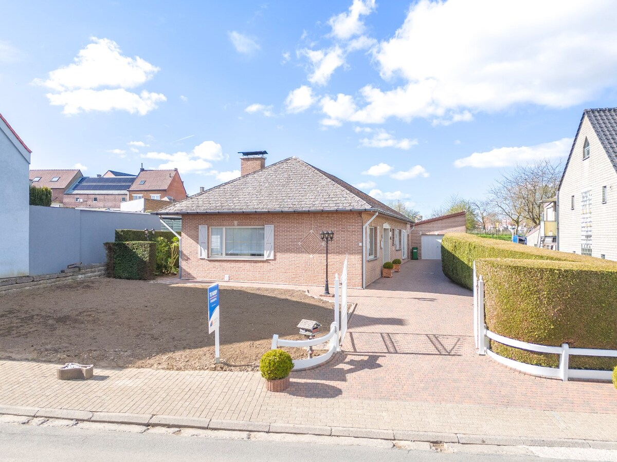 Instapklare en lichtrijke laagbouwwoning met garage te Kerksken 