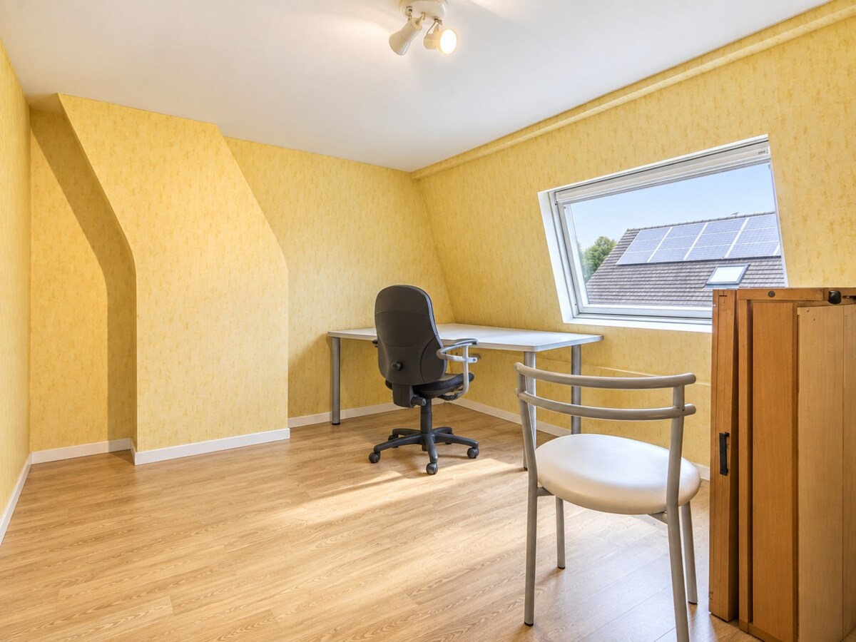 Woning met 5 slaapkamers, garage en tuin te Izegem! 