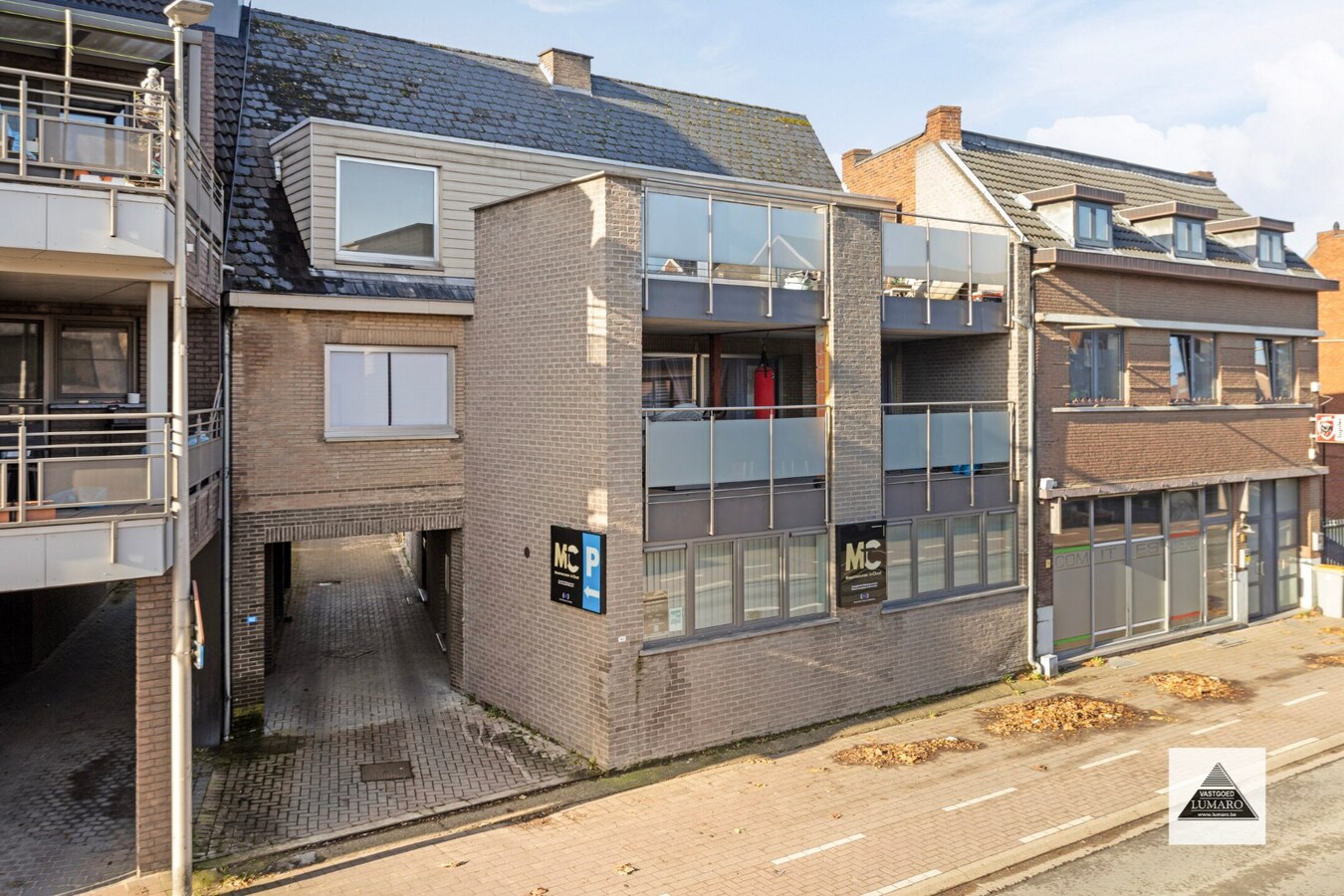 Handelsgelijkvloers en 2 appartementen en parking. Perceel van 15a 49ca. 