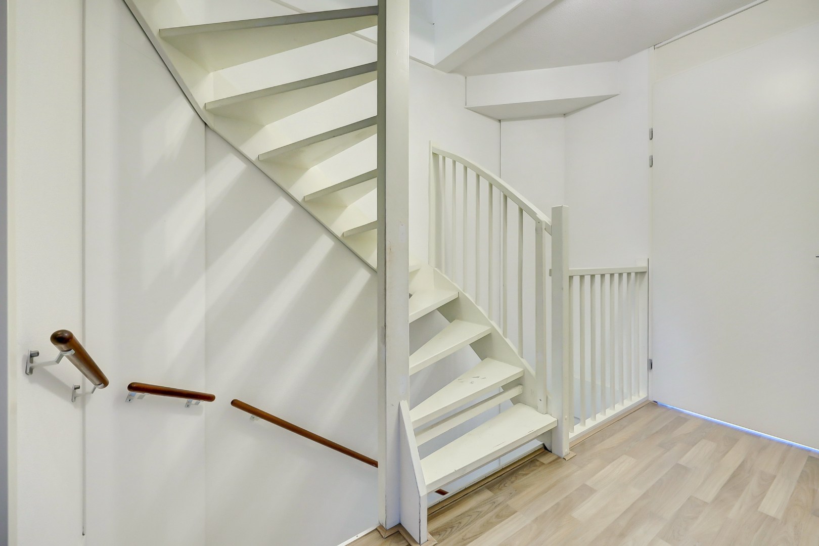 In de jonge woonwijk Nesselande in deelplan Haag en Park gelegen 5 kamer tussenwoning met houten berging en parkeerplaats op 131 m² eigen grond. 