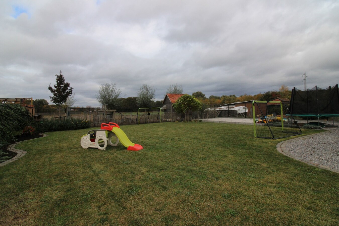 Zeer rustig gelegen open bebouwing op een prachtig perceel 