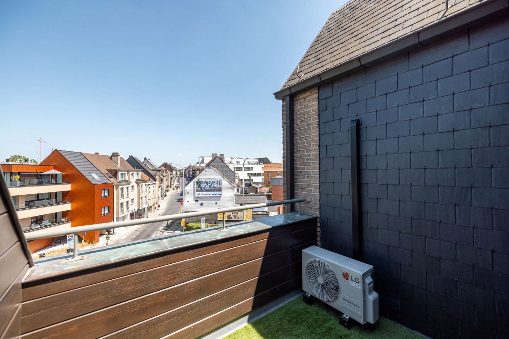 Ruim appartement met 2 slaapkamers, dubbele garage en twee terrassen te Aalst 