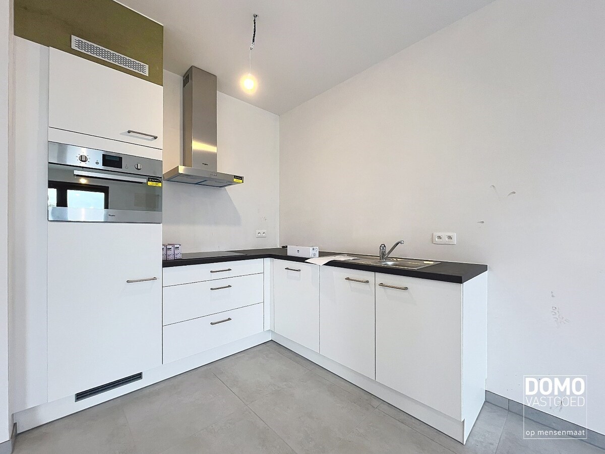 VOLLEDIG AFGEWERKT NIEUWBOUWAPPARTEMENT MET 1 SLAAPKAMER, TERRAS EN ONDERGRONDSE AUTOSTANDPLAATS IN RESIDENTIE "DE KWINT" TE ZONHOVEN 