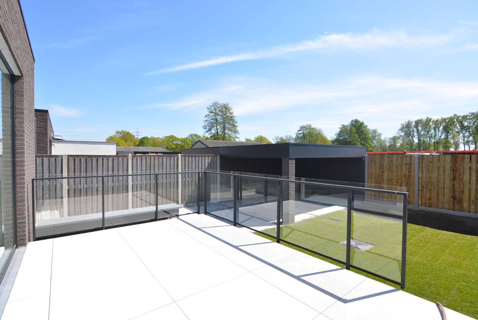 Moderne, energiezuinige, halfvrijstaande woning met carport op 3 a 80 ca. 