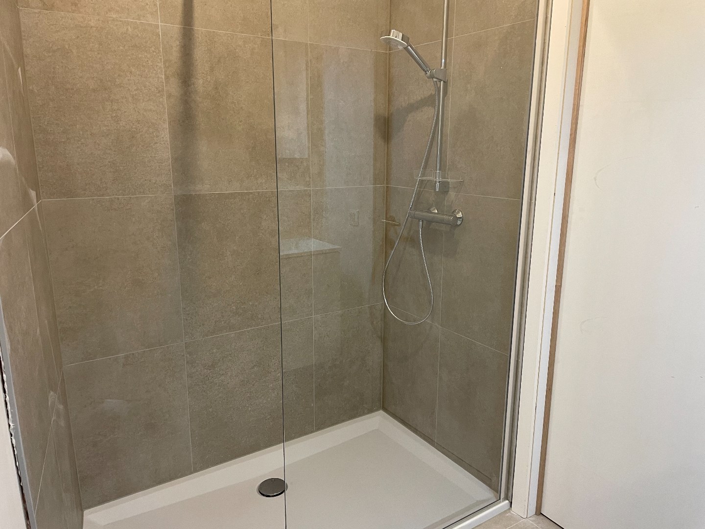 Zeer recent gelijkvloers appartement met 2 slaapkamers en grote tuin! 