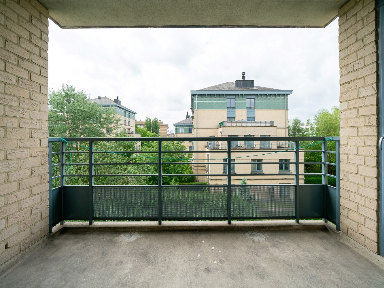 Recent 2-slaapkamer appartement met kelder 