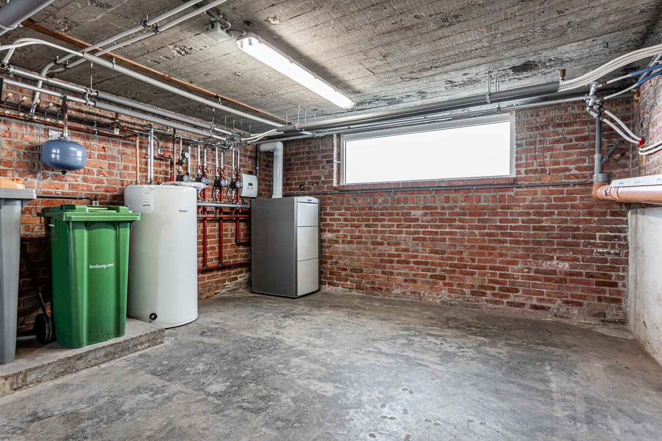 Commercieel gelegen woning met magazijn en parking 