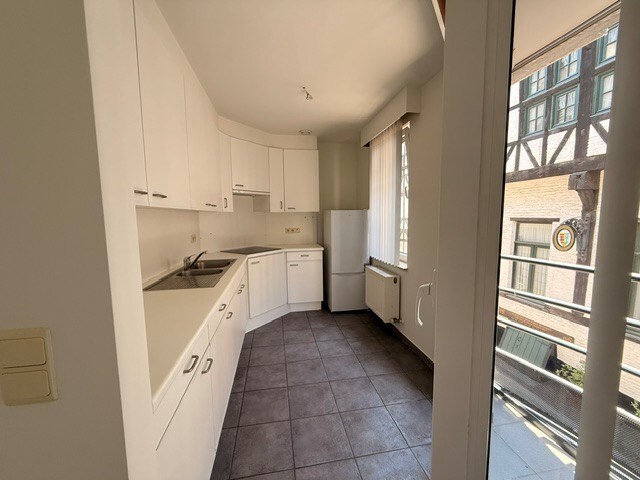 Verzorgd appartement met 1 slaapkamer, terras en lift in het centrum van Maaseik. 