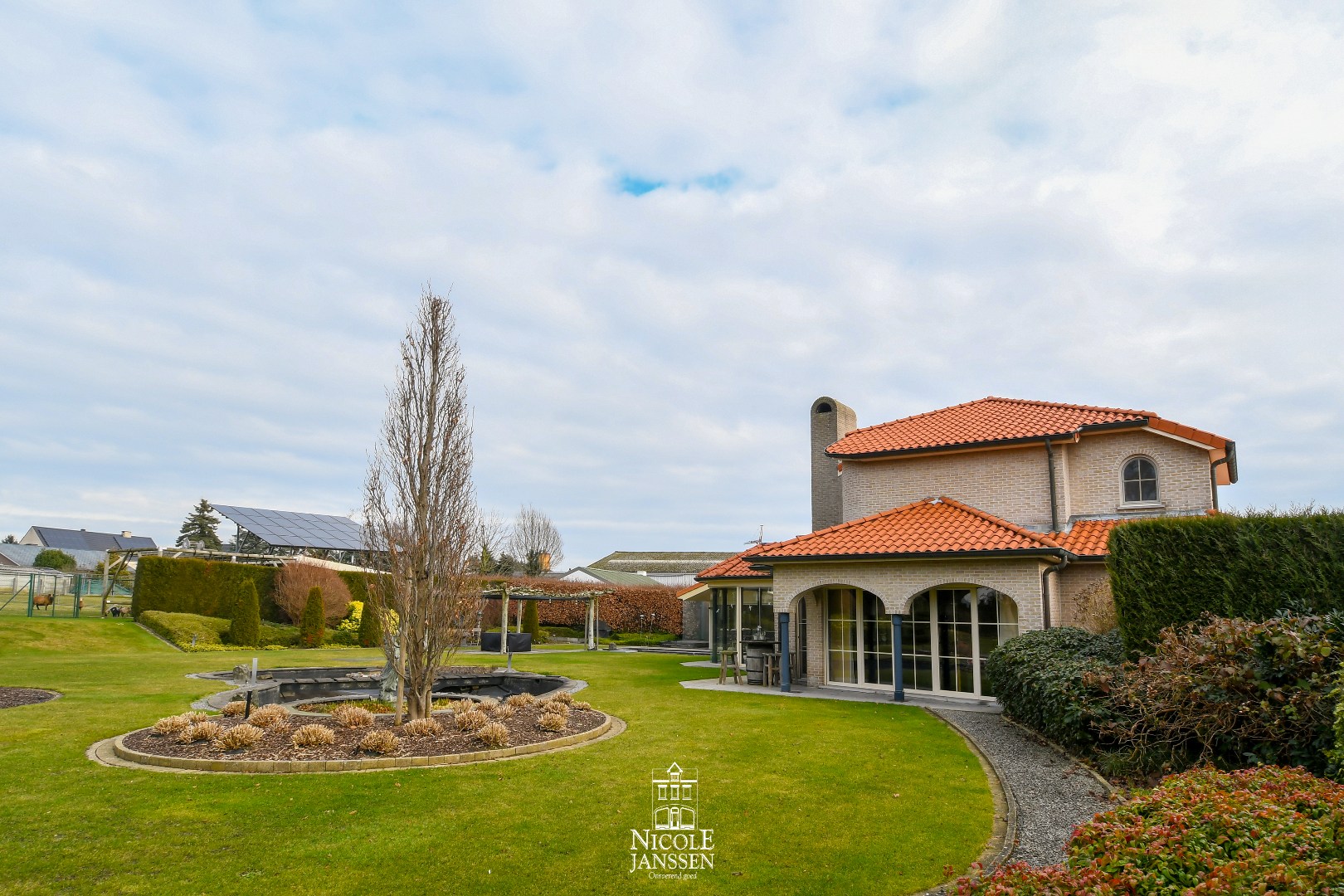 Het perceel is volledig omheind en je geniet hier van absolute privacy 