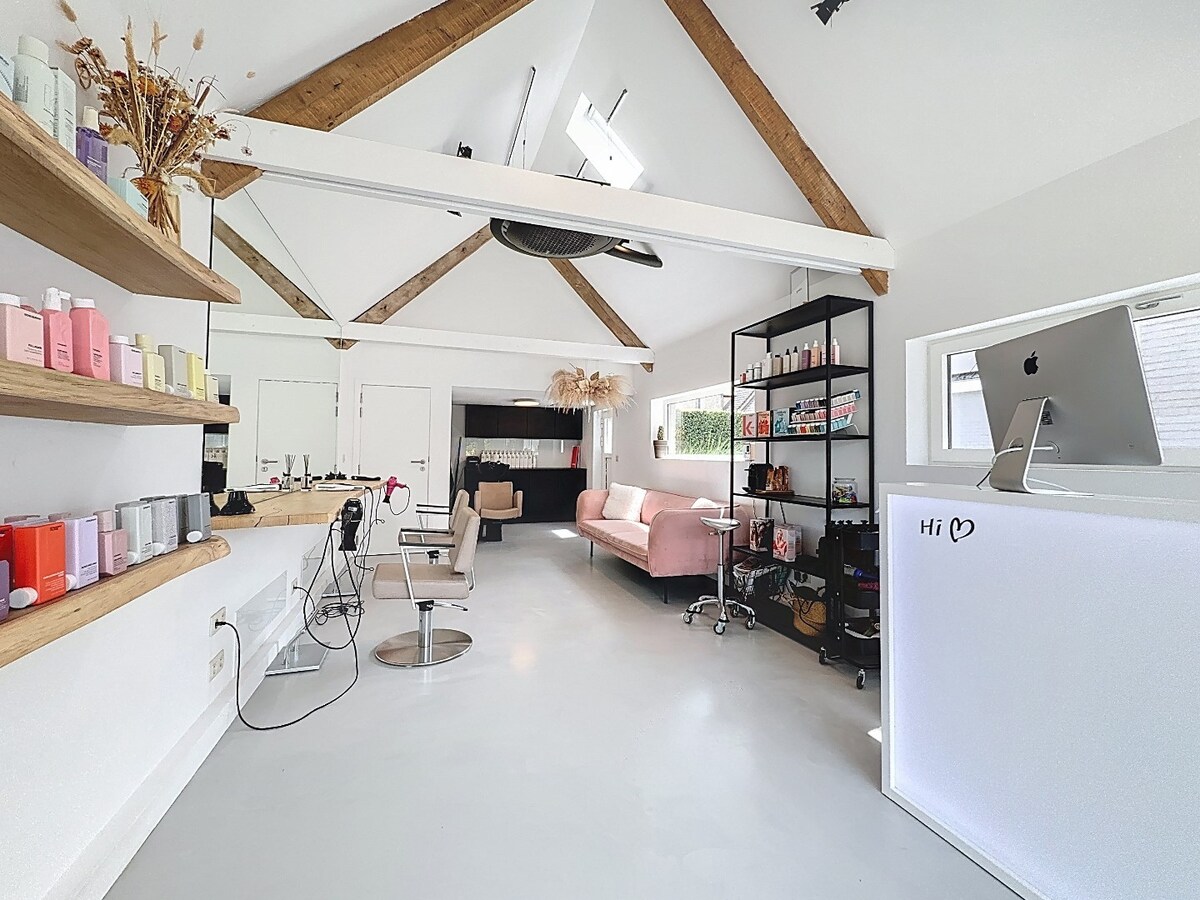 Herenwoning met afzonderlijke praktijkruimte te Velzeke 