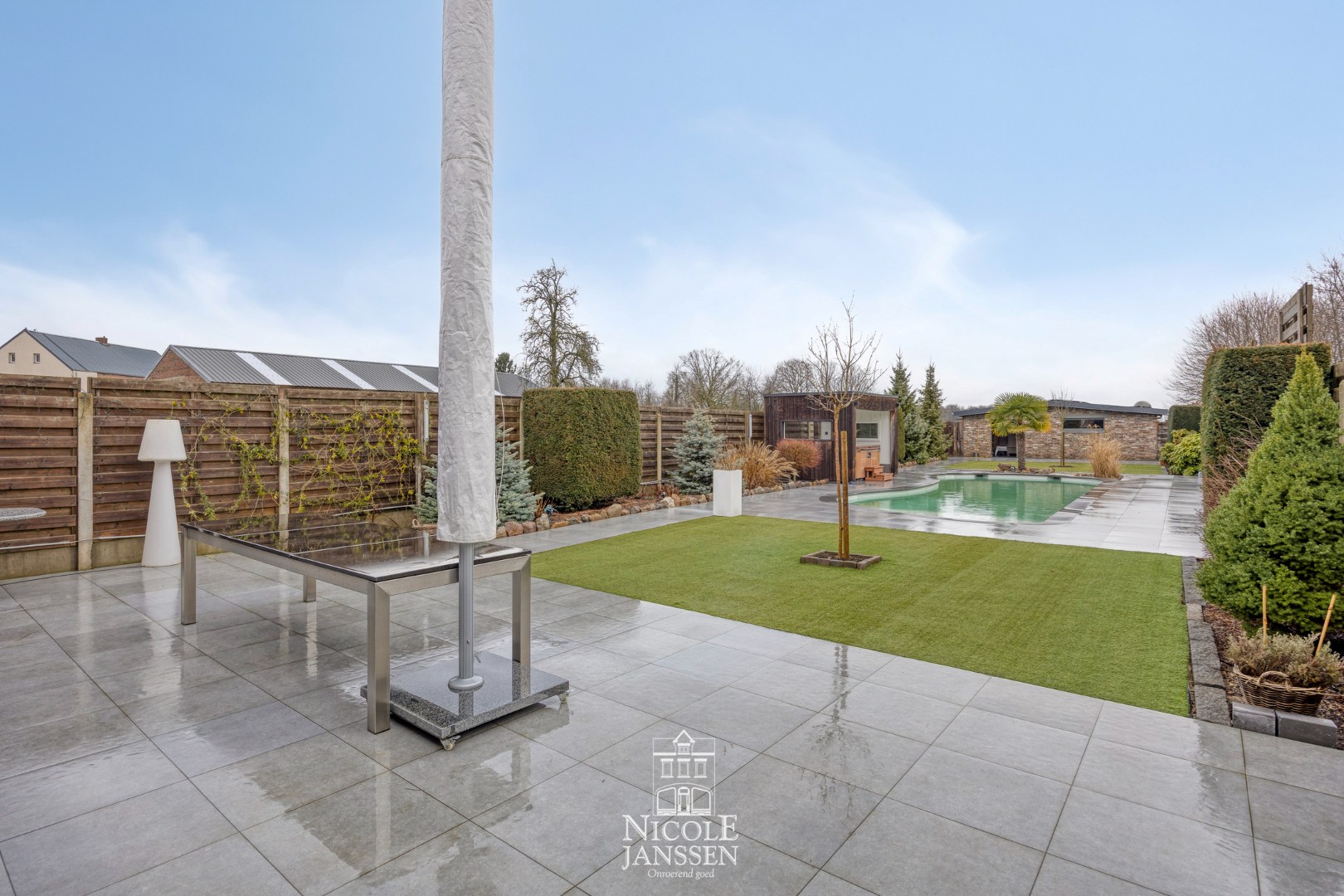 Betegeld terras aan de achterzijde