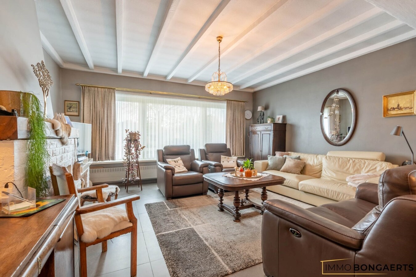 Ruime half open bebouwing met vier slaapkamers op een groot perceel 