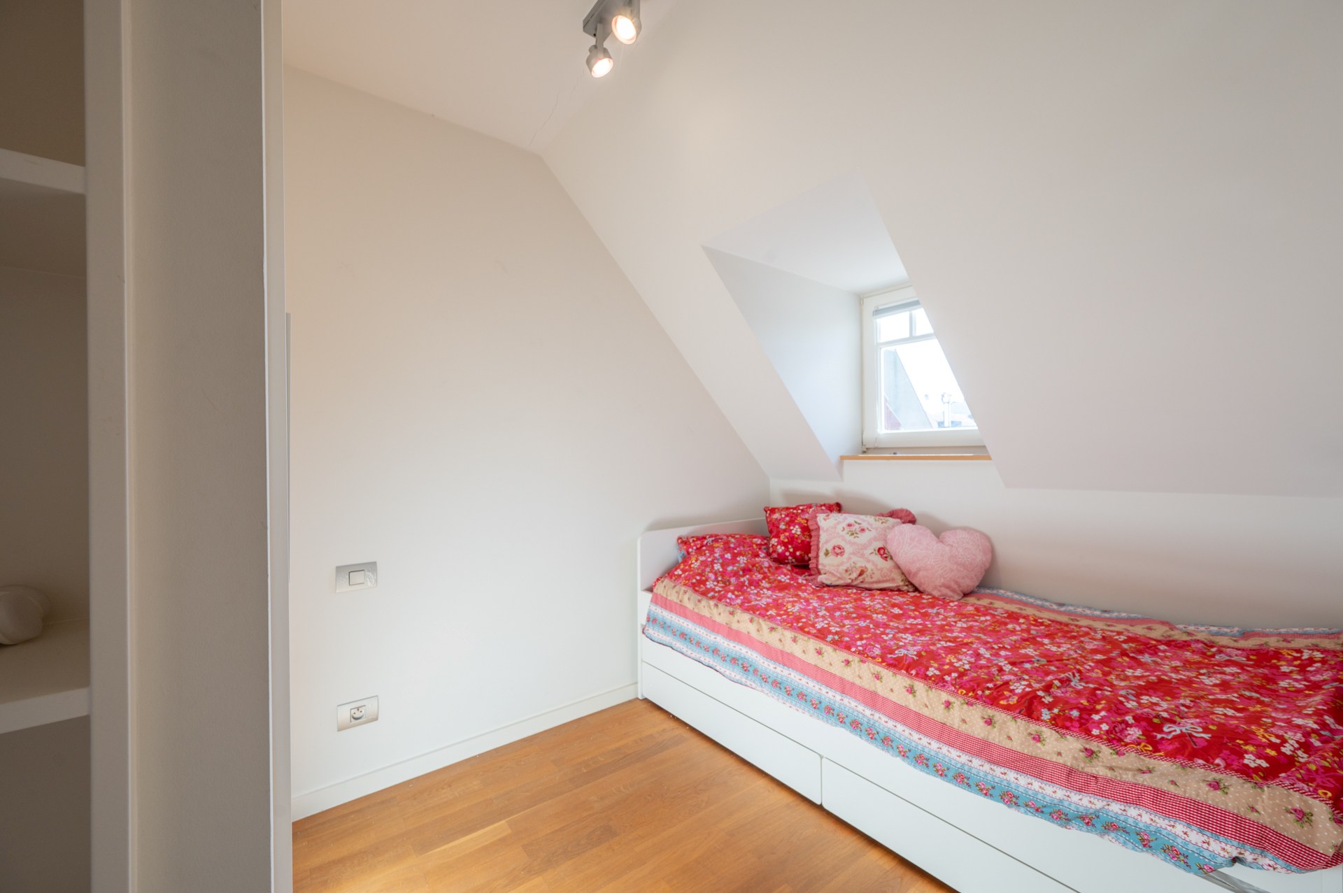 Ruim duplexappartement  in een recent gebouwde residentie in het levendige centrum van Knokke, op korte wandelafstand van het strand. 