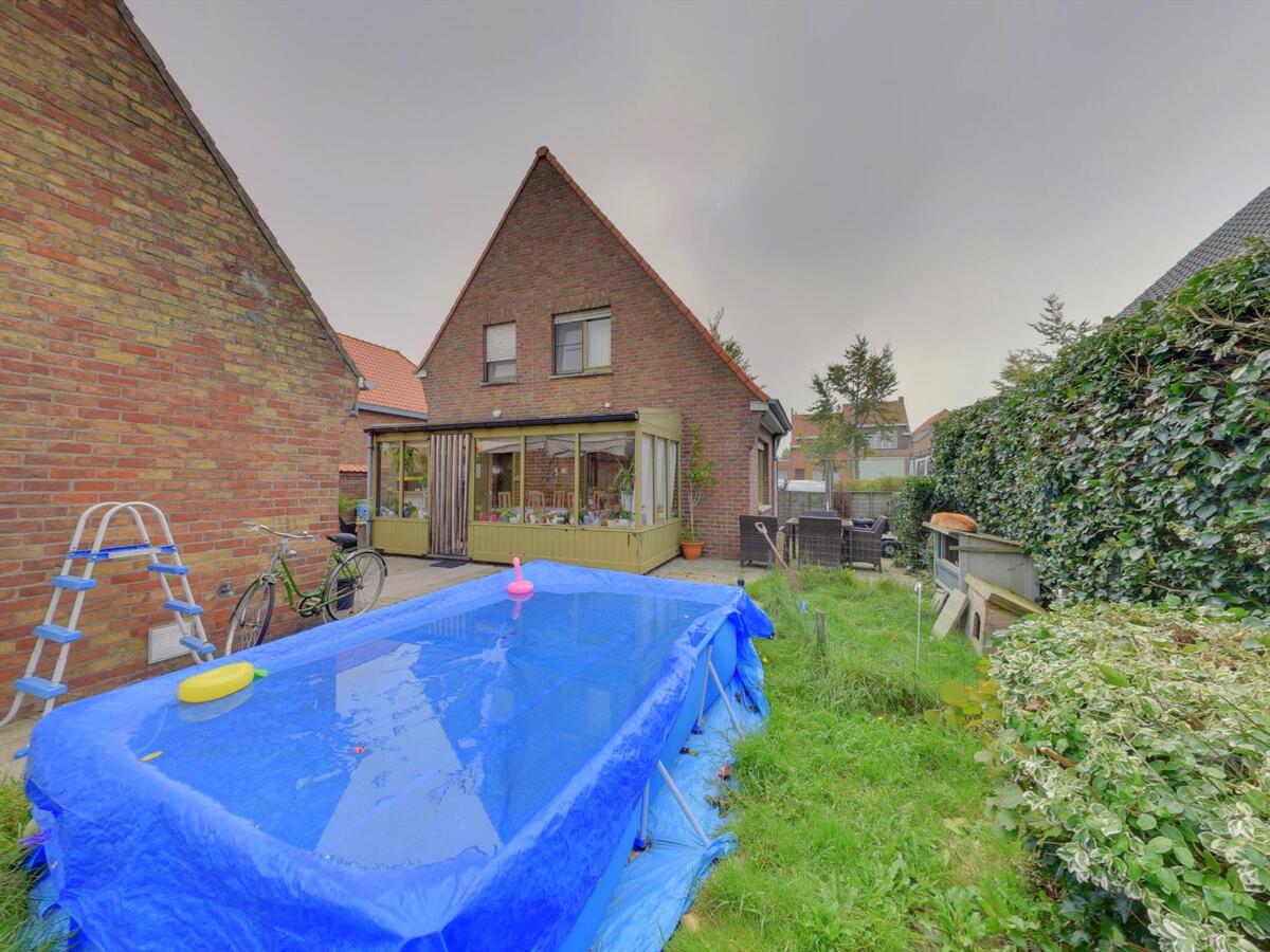Vrijstaande woning met grote tuin te Jabbeke 