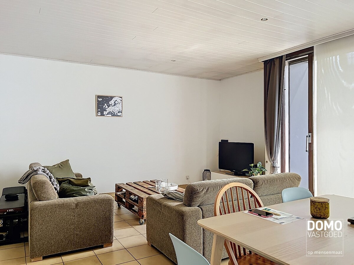 RUIM APPARTEMENT MET 2 SLAAPKAMERS, ZUIDGERICHT TERRAS EN AIRCO 