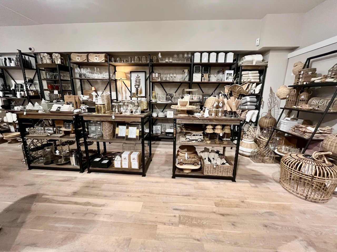 Local commercial lumineux avec une largeur de façade spacieuse (8m) et une vitrine de 22m. 