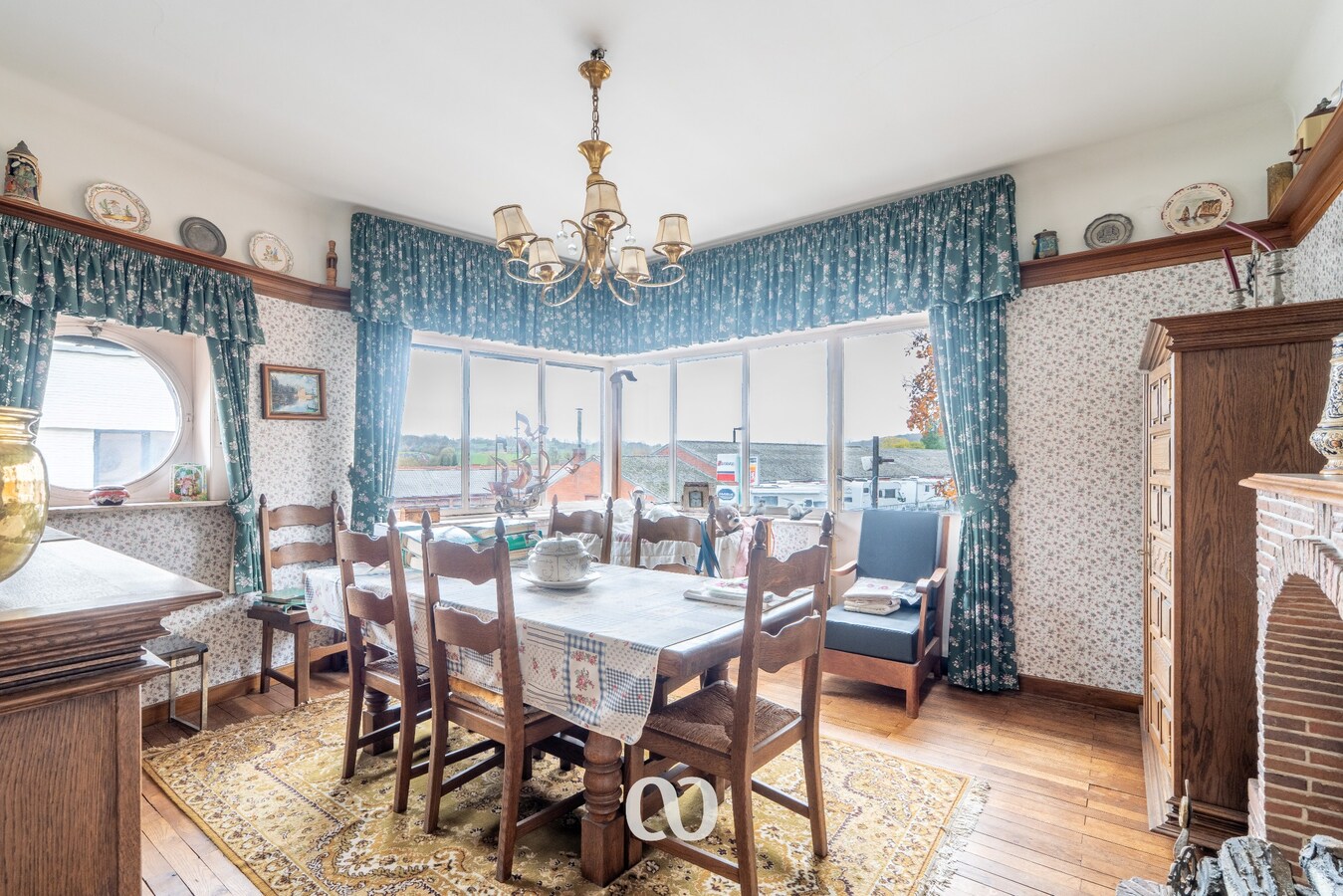 Zeer grote karaktervolle woning in art-deco stijl met tal van mogelijkheden 