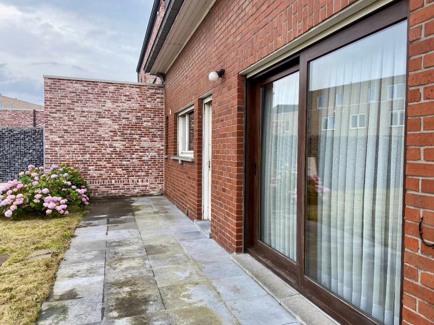 Degelijke te renoveren halfopen woning met tuin en garage op 293 m²! 
