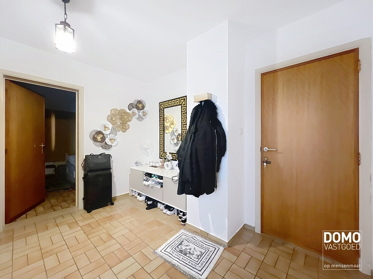 GELIJKVLOERS APPARTEMENT MET 2 SLAAPKAMERS EN GARAGE GELEGEN IN HET CENTRUM VAN BERINGEN 