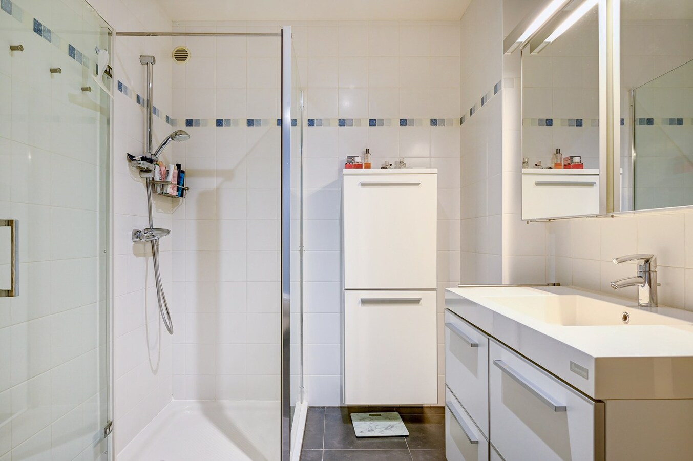 Ruim, centraal gelegen appartement met twee slaapkamers en staanplaats 