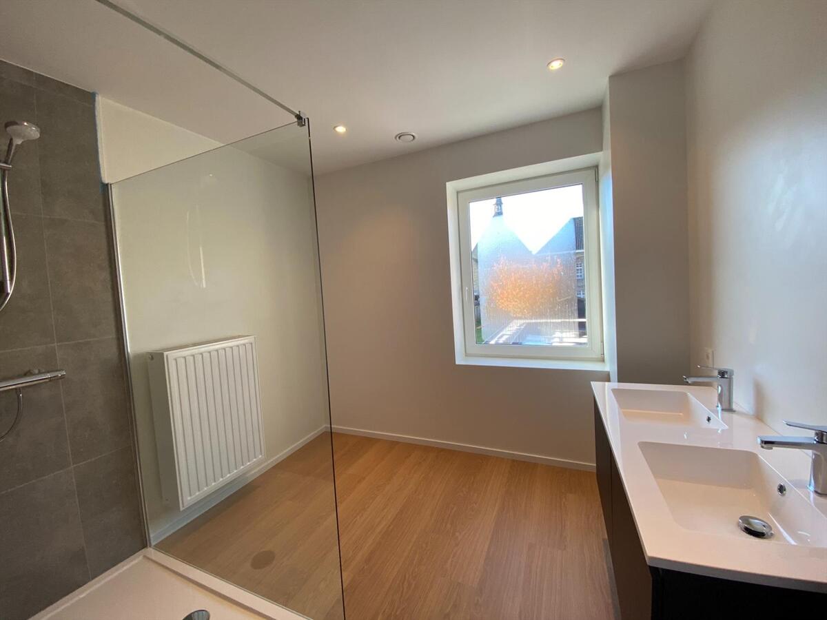 Volledig gerenoveerde woning met zonnige tuin, pal in het centrum van Merkem 