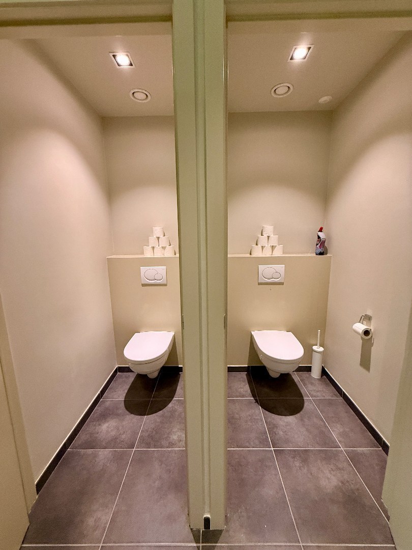 Modern handelpand/kantoor in centrum Oostakker (Gent) 