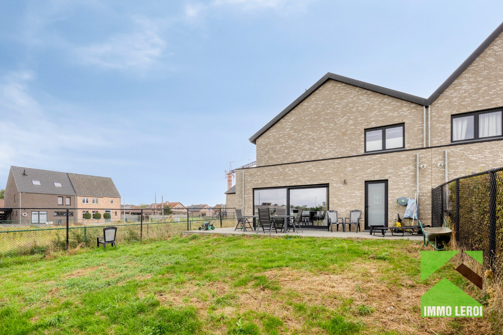 Tuin met terras en achtergevel