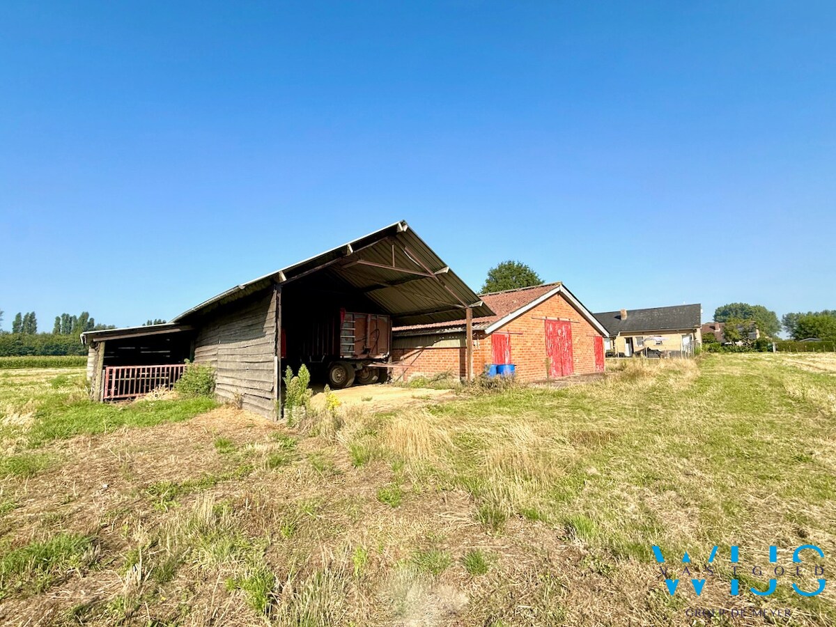 Op te frissen bungalow met 36.274m² grond te Oosteeklo ! 