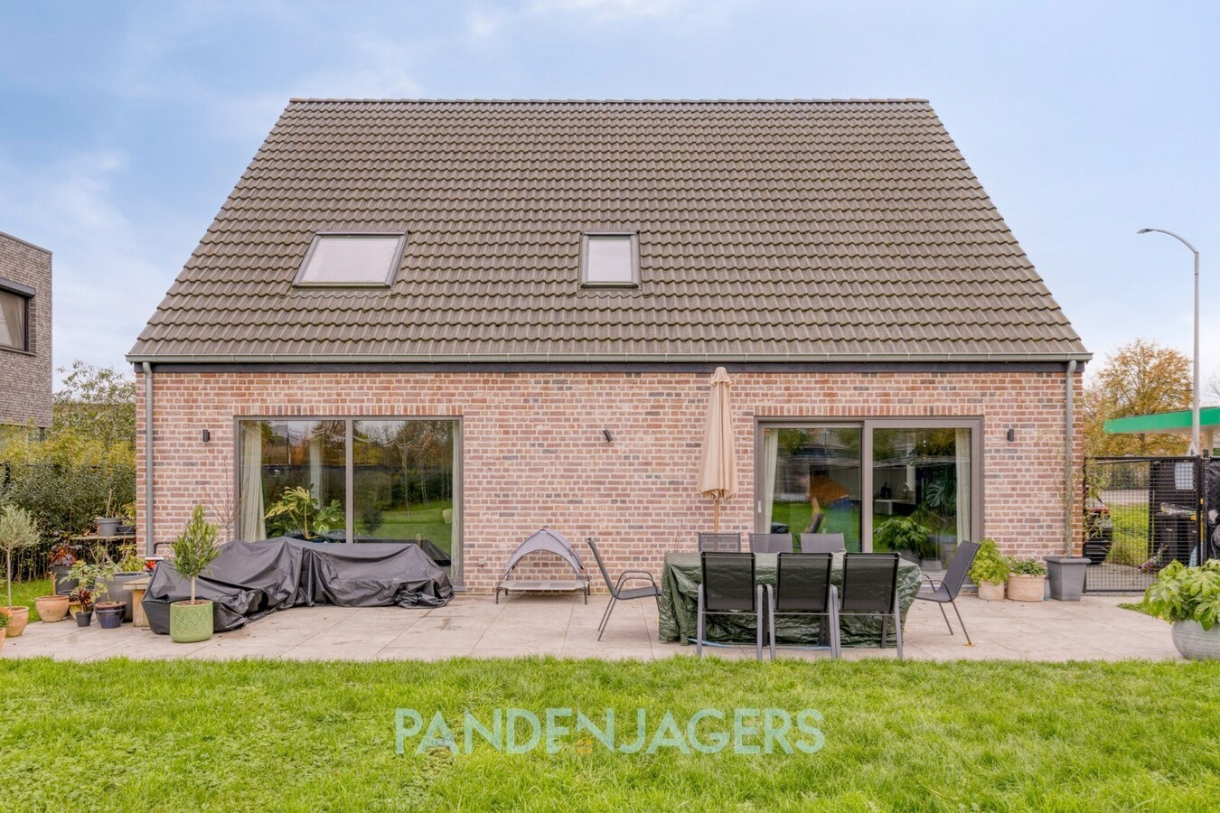 Recente energiezuinige woning met 6 slaapkamers, laadpaal en ruim perceel 