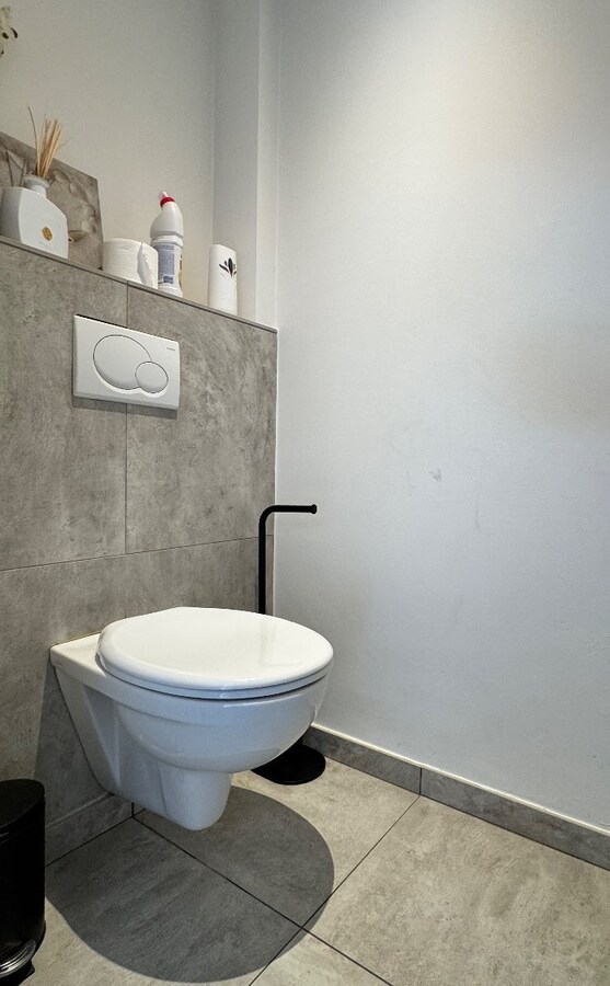 Instapklare woning met drie slaapkamers, tuin met uitweg, zolderkamer te Roeselare 