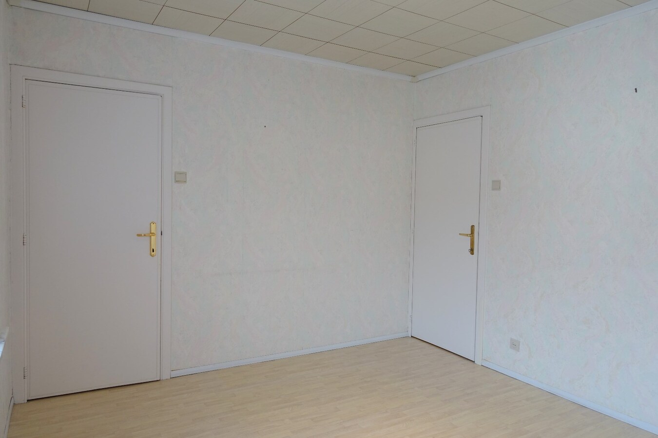 Rustig gelegen instapklare rijwoning met nabij gelegen garagebox 